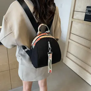 Petit sac à dos noir élégant en forme de coquillage pour femme, idéal voyage