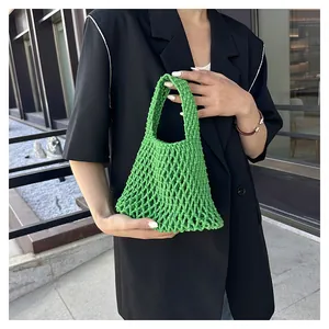 Detailansicht der grünen handgewebten Macramé-Handtasche mit ihrer feinen Textur