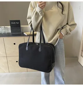 Detailaufnahme einer schwarzen Canvas-Tragetasche in einem modernen, minimalistischen Interieur.