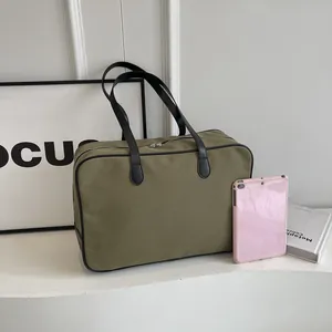 Große armee-grüne Canvas-Aktentasche mit Tablet für den Größenvergleich im Home Office