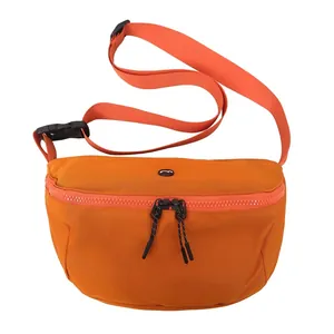 Detailansicht einer orangefarbenen Gürteltasche mit einem verstellbaren Riemen