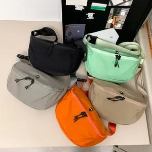 Stilvolle leichte Nylon-Gürteltaschen in verschiedenen Farben mit breiten Trägern