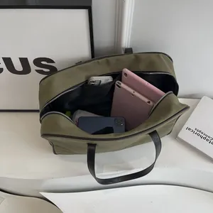 Detailansicht der großen armeegrünen Canvas-Tasche mit einem geräumigen Innenraum.