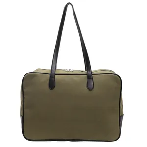 Detailansicht einer armee-grünen Canvas-Tasche für Pendler mit schwarzen Kunstlederriemen