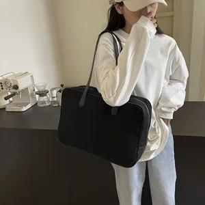Große minimalistische schwarze Canvas-Einkaufstasche für Pendler, modische Aktentasche.