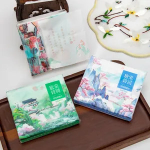 Primer plano de paquetes de pañuelos con estampados de paisajes y poesía china clásica