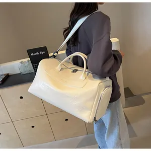 Elegante bolsa de deporte crema de gran capacidad llevada por modelo de perfil