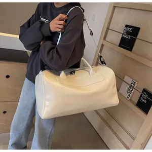 Bolso deportivo minimalista blanco roto de gran capacidad con textura de cuero arrugado