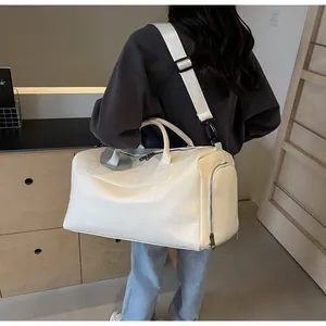 Gran bolsa de deporte de cuero PU blanco texturizado usada como bolso de viaje con estilo