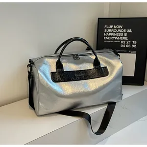 Bolsa de viaje grande plateada metalizada con asas negras en un estilo moderno