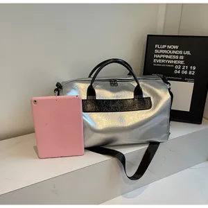 Bolso de viaje y gimnasio plateado metálico grande con tableta para referencia de tamaño