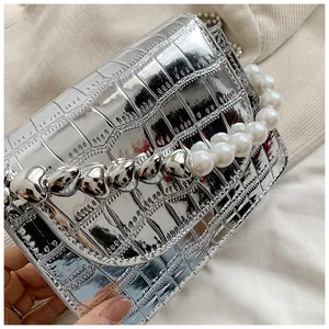 Borsa a mano argento texture coccodrillo con elegante catena di perle e cuori chic