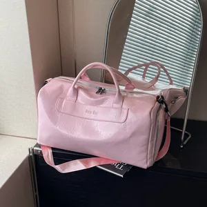 Elegante bolsa de deporte rosa en cuero arrugado de gran capacidad para viajes y yoga.