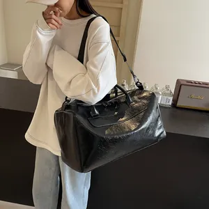 Bolso de viaje grande y elegante en negro brillante para gimnasio y escapadas