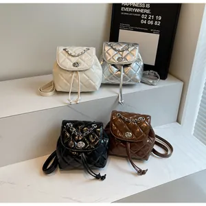 Vue détaillée de sacs seaux matelassés en quatre couleurs avec détails de chaîne.