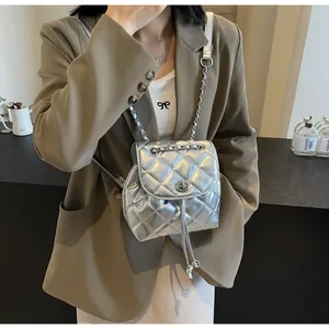 Détail d'un sac seau matelassé argenté élégant avec cordon de serrage pour femmes
