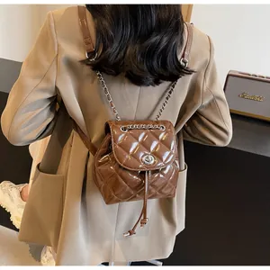 Vue arrière d'un mini sac à dos matelassé marron avec des bretelles en chaîne