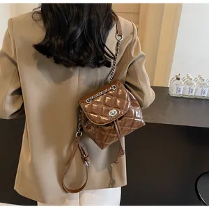 Détail du sac seau matelassé marron avec cordon, porté comme un sac à dos stylé