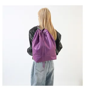 Rückansicht eines violetten Kordelzug-Rucksacks mit großem Fassungsvermögen auf Modell