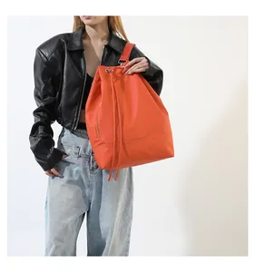 Detailansicht einer großen orangefarbenen Kordelzug-Tasche für Sport und Urlaub