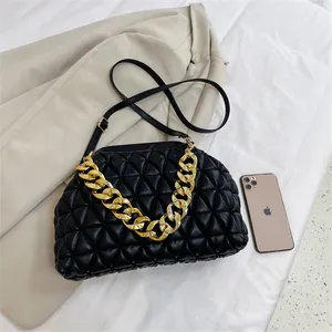 Detailansicht der schwarzen gesteppten Beuteltasche mit goldener Kette und Riemen
