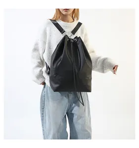 Stilvoller schwarzer Rucksack mit Kordelzug für Damen, ideal für Sport und Reisen
