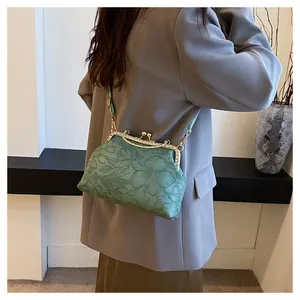 Elegante groene crossbodytas met bloemenreliëf en sprankelende strass-sluiting