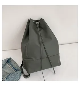 Detailaufnahme des dunkelgrauen wasserdichten Kordelzug-Rucksacks mit Ösen aus Silber