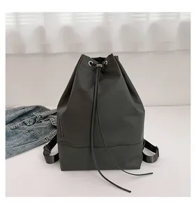 Detailansicht des dunkelgrauen Kordelzug-Rucksacks mit großem Fassungsvermögen