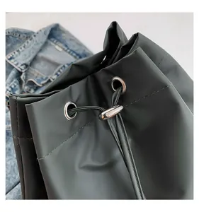 Detaillierte Nahaufnahme von Metallösen und Kordelstopper an einer wasserdichten Tasche