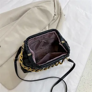 Detailansicht der Innenseite einer schwarzen gesteppten Beuteltasche mit Futter