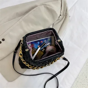 Innenansicht der gesteppten schwarzen Kettentasche mit Platz für Tablet und Kosmetik
