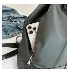 Detailansicht der dunkelgrünen Kordelzugtasche mit einer praktischen Seitentasche mit Reißverschluss