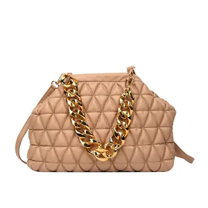 Nahaufnahme einer beigen gesteppten Handtasche mit goldener Kette und Lederstruktur.