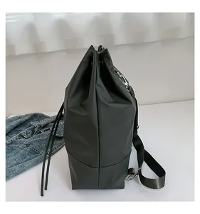 Seitenansicht des dunkelgrünen Kordelzug-Rucksacks mit strapazierfähigem Stoff