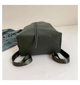 Detailansicht des dunkelgrünen wasserdichten Kordelzug-Rucksacks mit verstellbaren Schultergurten