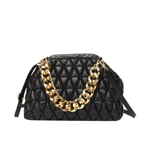 Detail einer schwarzen Stepp-Handtasche mit goldener Kette und elegantem Design
