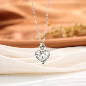 Collier coeur élégant en argent avec cristal central et détail de pendentif rose