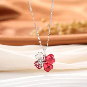 Élégant collier trèfle à quatre feuilles avec cristaux de cœur rouges et accents de strass