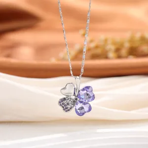 Vue détaillée d'un collier trèfle à quatre feuilles avec des cœurs en cristal violet