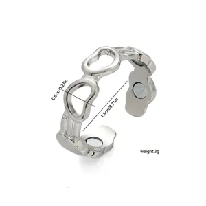 Detailweergave van de zilveren hart magneetring met breedte 0,6 cm en binnendiameter 1,8 cm