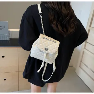 Vue arrière d'un élégant sac à dos seau matelassé blanc porté par un mannequin.