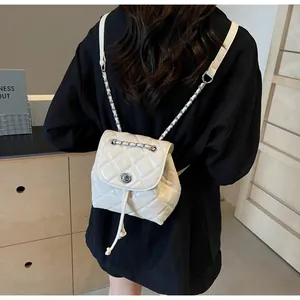 Vue arrière d'un mannequin portant un sac à dos seau matelassé blanc élégant