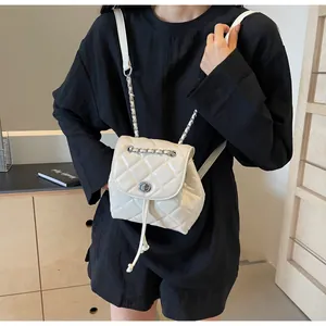 Mini sac à dos matelassé blanc élégant avec bretelles en chaîne sur modèle
