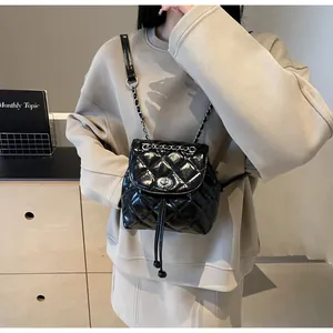 Élégant mannequin portant un sac à dos matelassé noir avec cordon de serrage chic