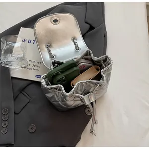 Vue détaillée de l'intérieur du sac seau matelassé argenté montrant sa grande capacité