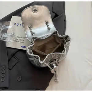 Vue détaillée de l'intérieur d'un sac seau matelassé argenté avec compartiments