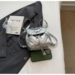 Sac à dos seau matelassé argenté avec cordon de serrage et accessoires de style