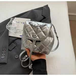 Petit sac à dos matelassé argenté avec cordon de serrage et bandoulière chaîne