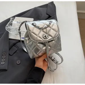 Mini sac à dos matelassé argenté avec bandoulière chaîne et détail de fermoir tournant